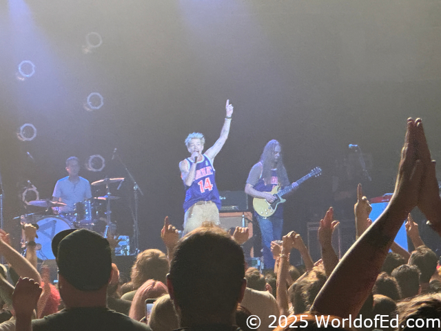 The audience clapping as Nate sings.